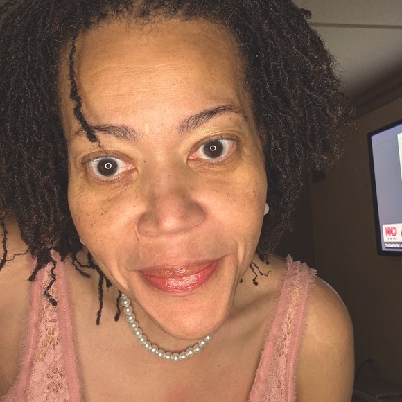 Meet your Posher, Nicole - Picture 3 of 3